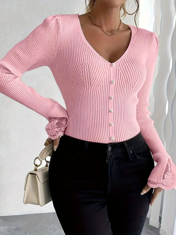 Livia - Rippstrickpullover mit V-Ausschnitt und Spitzenärmeln