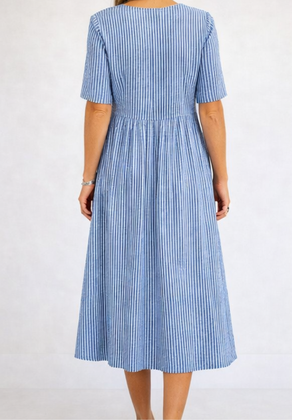 Gestreiftes Kleid mit Knopfdetails
