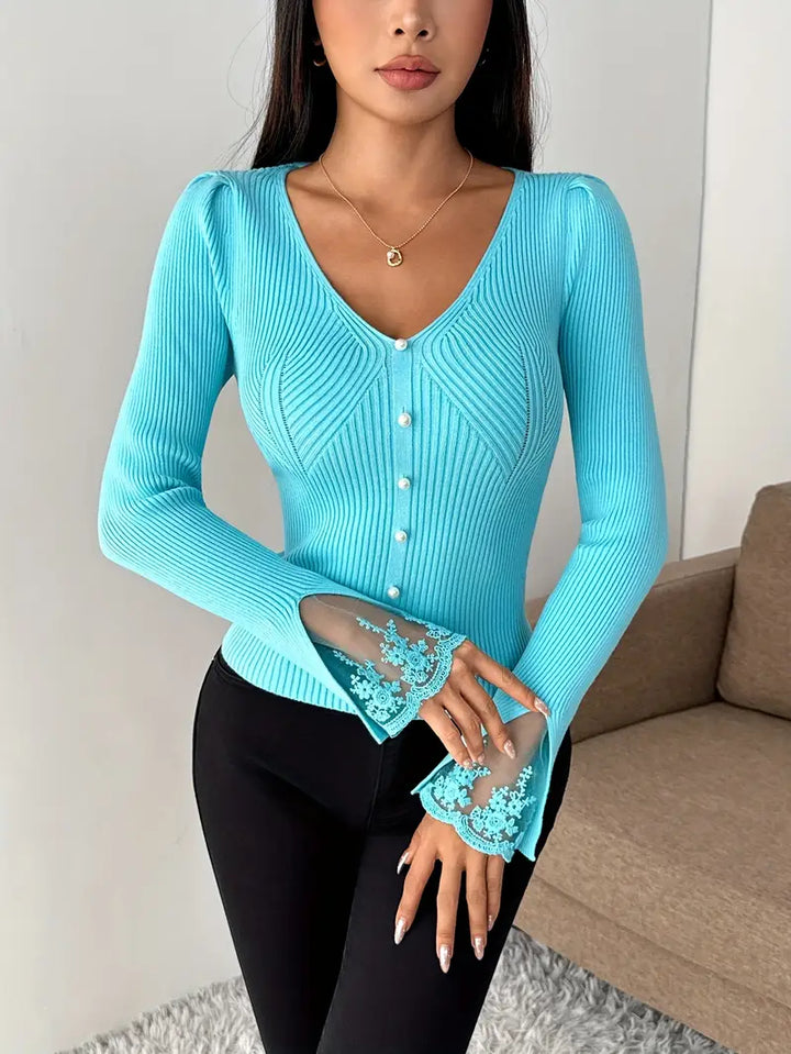 Livia - Rippstrickpullover mit V-Ausschnitt und Spitzenärmeln