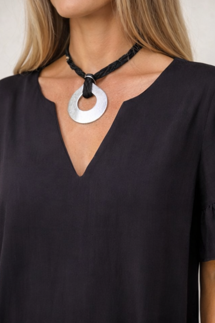 Schlichtes Kleid mit femininer Form